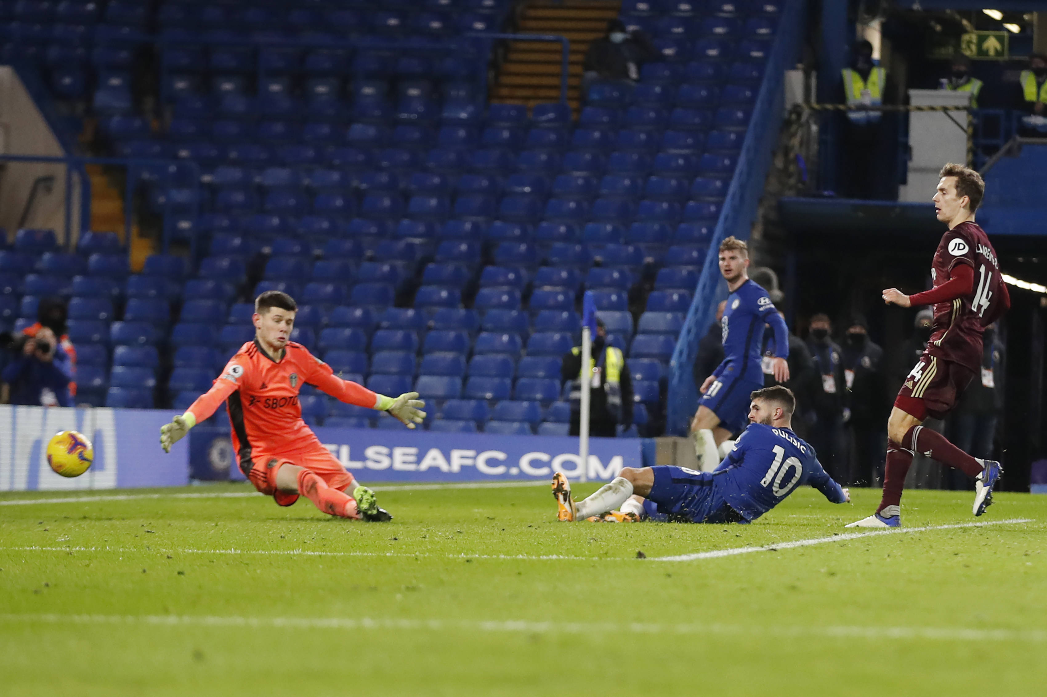 半场：山东4-0新鹏城，李源一任意球得分，克雷桑、泽卡传射.